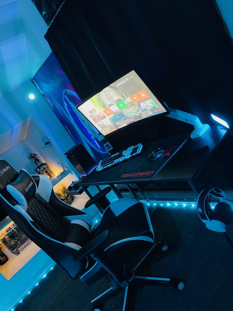 SLAM_ggaming's tweet photo. Wouldn't a #CapsuleMini and a mini boom arm make this setup absolutely perfect? @NZXT ?? Please 🥺🙏 https://t.co/b7VEdvFTjJ