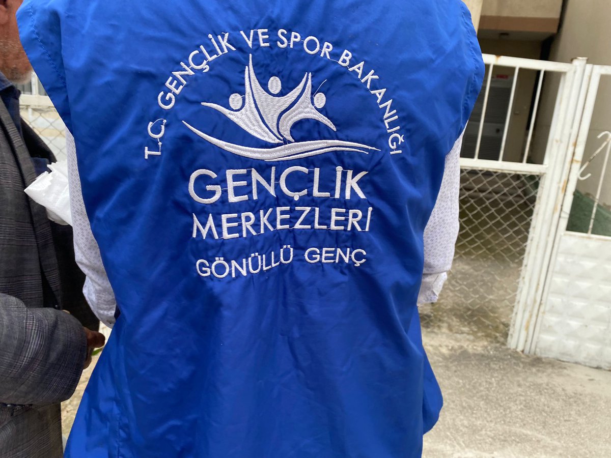 GSB_KadirliGM's tweet photo. *İyilik* suya atılan  bir taş gibidir, dalga dalga büyüyerek çoğalır. #iyilikteyarışıyoruz
Gönüllü gençlerimiz ile yardım kolilerini dagıttık.
#GSBGM
#MerkezimHeryerde
#sevgivemerhamettimi https://t.co/zLiMYrFAuJ