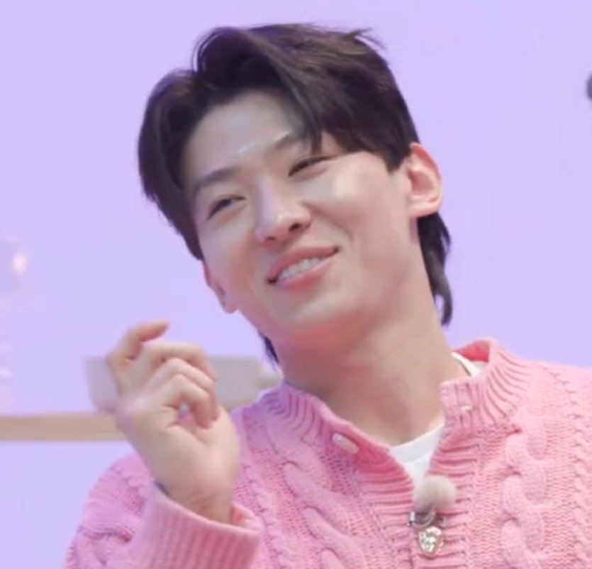 MyGirlHyeonsoo's tweet photo. "No its been a long time since I don't have a girlfriend" also his face while saying this : https://t.co/4MT1ua4TNF