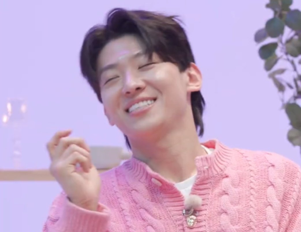 MyGirlHyeonsoo's tweet photo. "No its been a long time since I don't have a girlfriend" also his face while saying this : https://t.co/4MT1ua4TNF