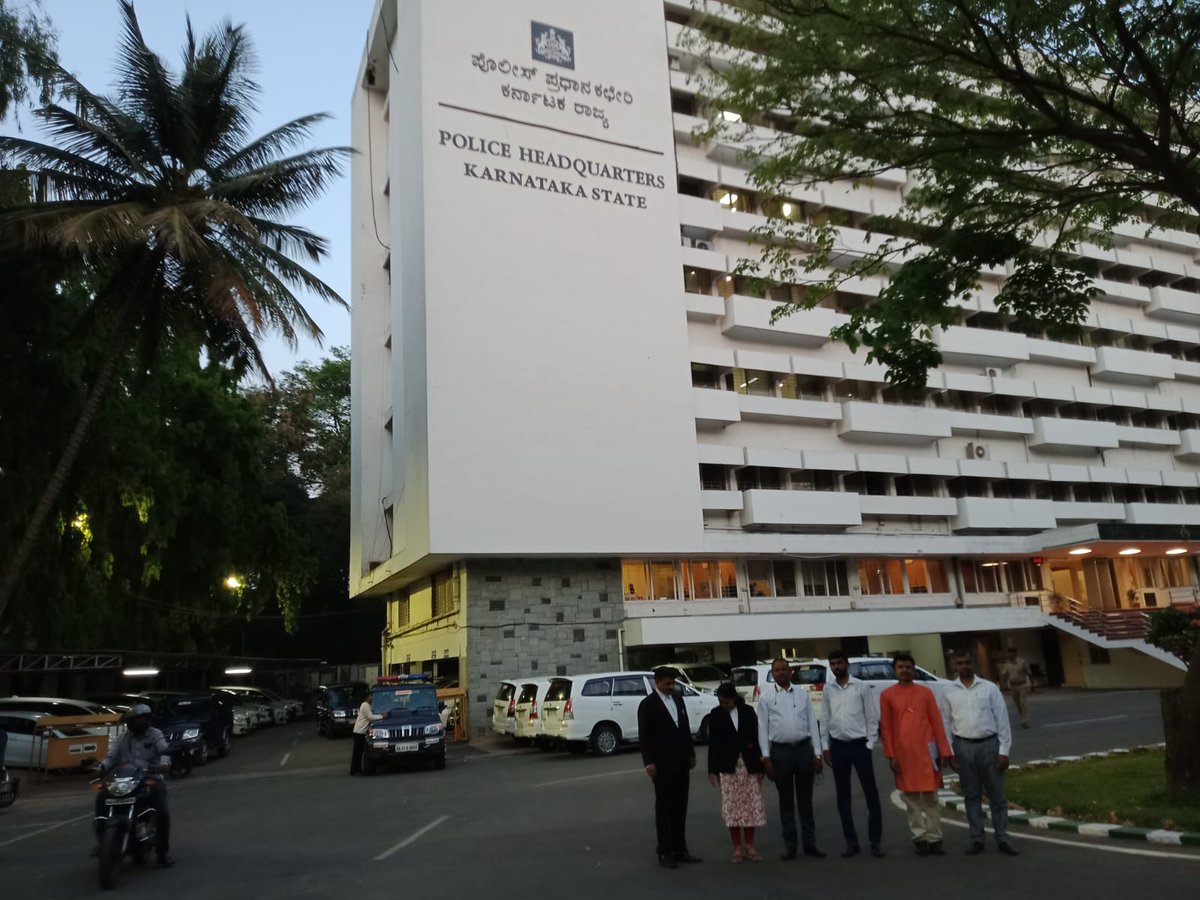 Today Hindu Janajagruti Samiti Advocates met <a href="/alokkumar6994/">alok kumar</a> , Additional Director of genaral of Police in bengaluru and submitted memorandom to take legal action against culprits who involving in firing on Madikeri Advocate P Krishnamurthy.
<a href="/DgpKarnataka/">DGP KARNATAKA</a>
#Hindu_Advocate_Attacked