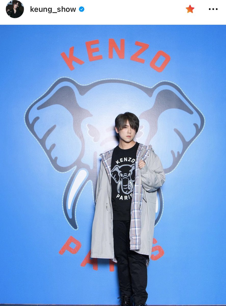 sussieyeung's tweet photo. Glad to see our rising star, 23-year old #KeungTo from our famous Hong Kong boy band @MIRROR_weare being invited to this important event of @Kenzo held in Singapore yesterday❤️❤️❤️
Keung To looks gorgeous in #KENZONIGO 's #Varsityjungle outfit 🥰
#keung_show #kenzosg #kenzomy https://t.co/Dd8fk4jmiz