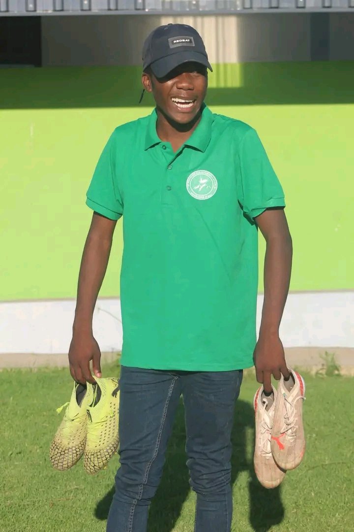 MountainEagles3's tweet photo. Please join us as we wish a happy birthday to our midfielder Tshediso "Mhlongo" Mosae. Happy birthday and your enjoy day🎁🎊💚⚽️🦅 https://t.co/OGgxBMuIbV