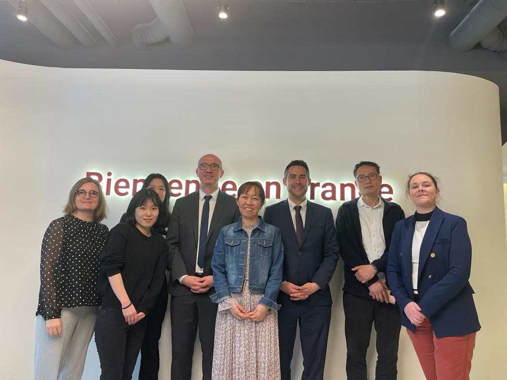 TCFDILFDELFDALF's tweet photo. 🛫 Le directeur du département évaluation et certifications de @FEI_sevres, Bruno Mègre, s'est rendu du 11 au 13 avril en #CoréeduSud pour le développement des certifications #DELF #DALF #TCF #Evalang dans le pays. https://t.co/Ql7Ab4ZSmc