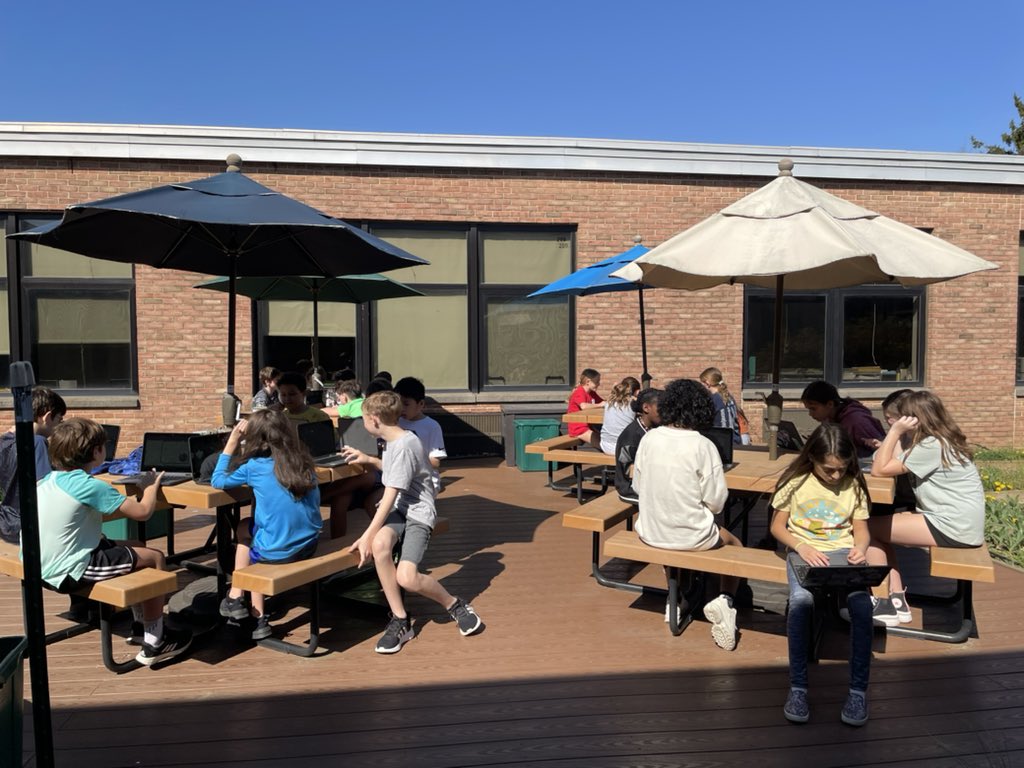 5th grade getting outside too during Media Center today! <a href="/FVFoxes/">Foxford🦊</a> <a href="/cesanekfoxes/">Kelly Cesanek</a>