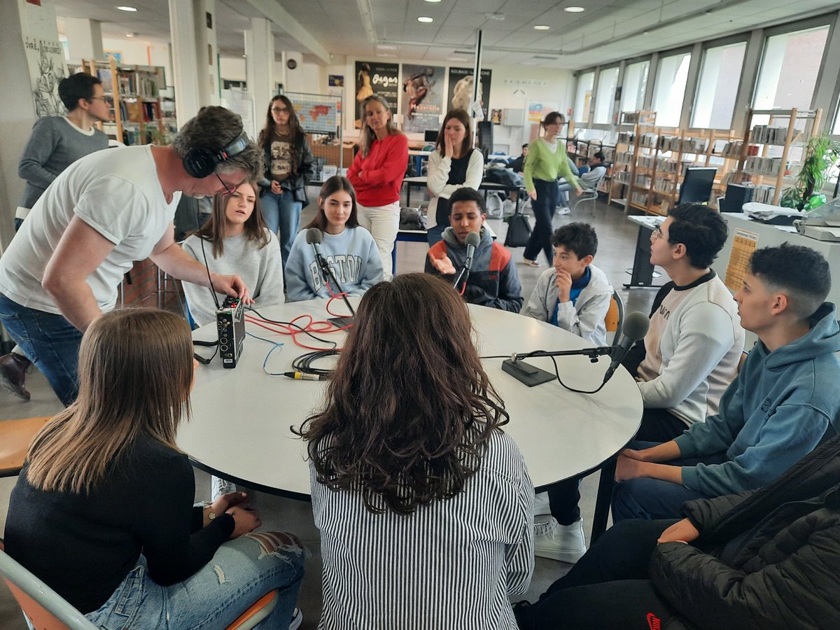 ericvalmir's tweet photo. Comment se réaliser, comment grandir dans un monde qui se referme, comment s'engager. Tournage @InterClass_ à la cité scolaire Émile Zola de Watrelos avec @ESJLille. Reportage, chronique et temoignage d'une jeunesse refusant d'être marginalisée par préjugés et sexisme #educmedia https://t.co/wybhkX70fR