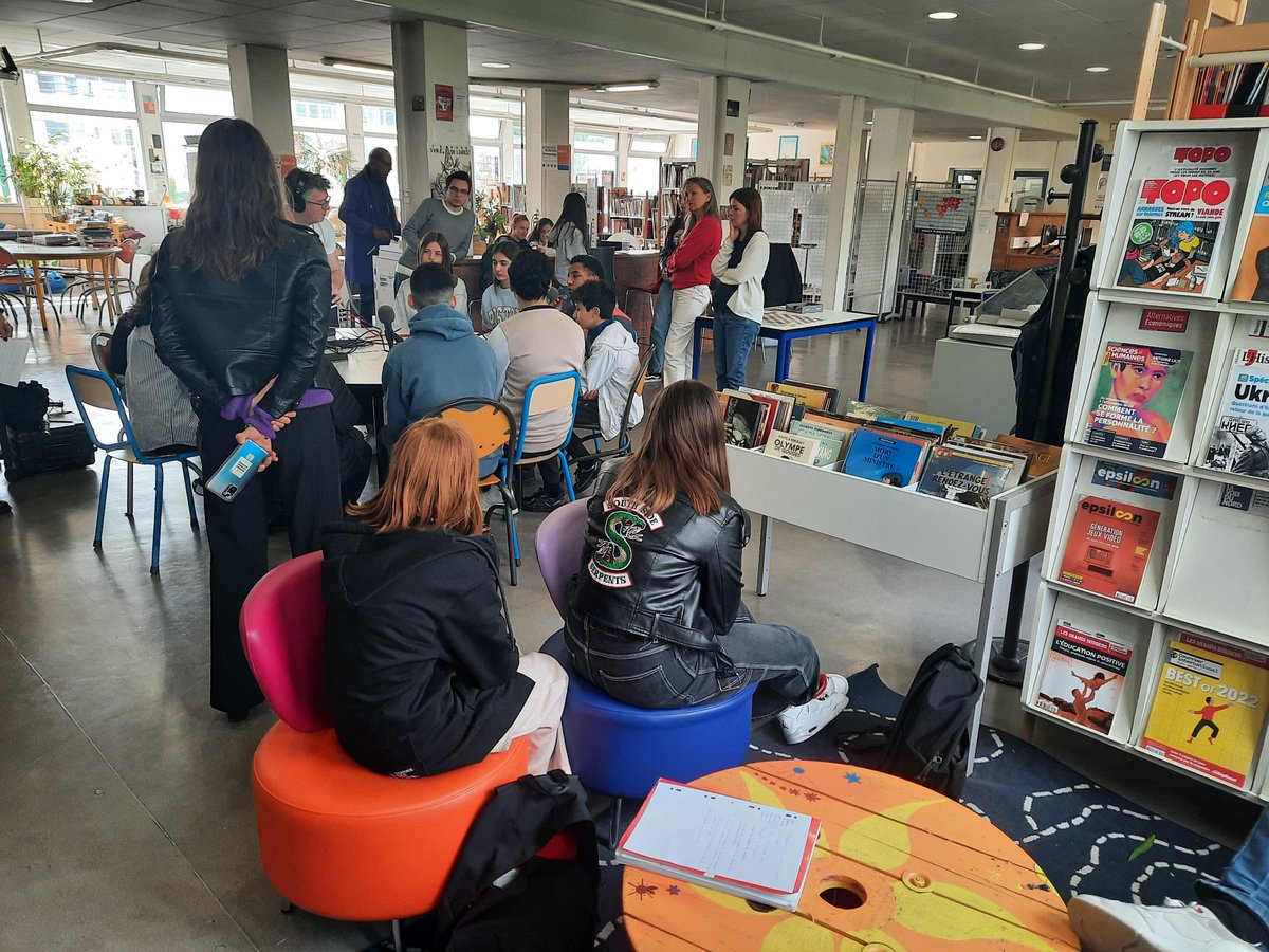 ericvalmir's tweet photo. Comment se réaliser, comment grandir dans un monde qui se referme, comment s'engager. Tournage @InterClass_ à la cité scolaire Émile Zola de Watrelos avec @ESJLille. Reportage, chronique et temoignage d'une jeunesse refusant d'être marginalisée par préjugés et sexisme #educmedia https://t.co/wybhkX70fR