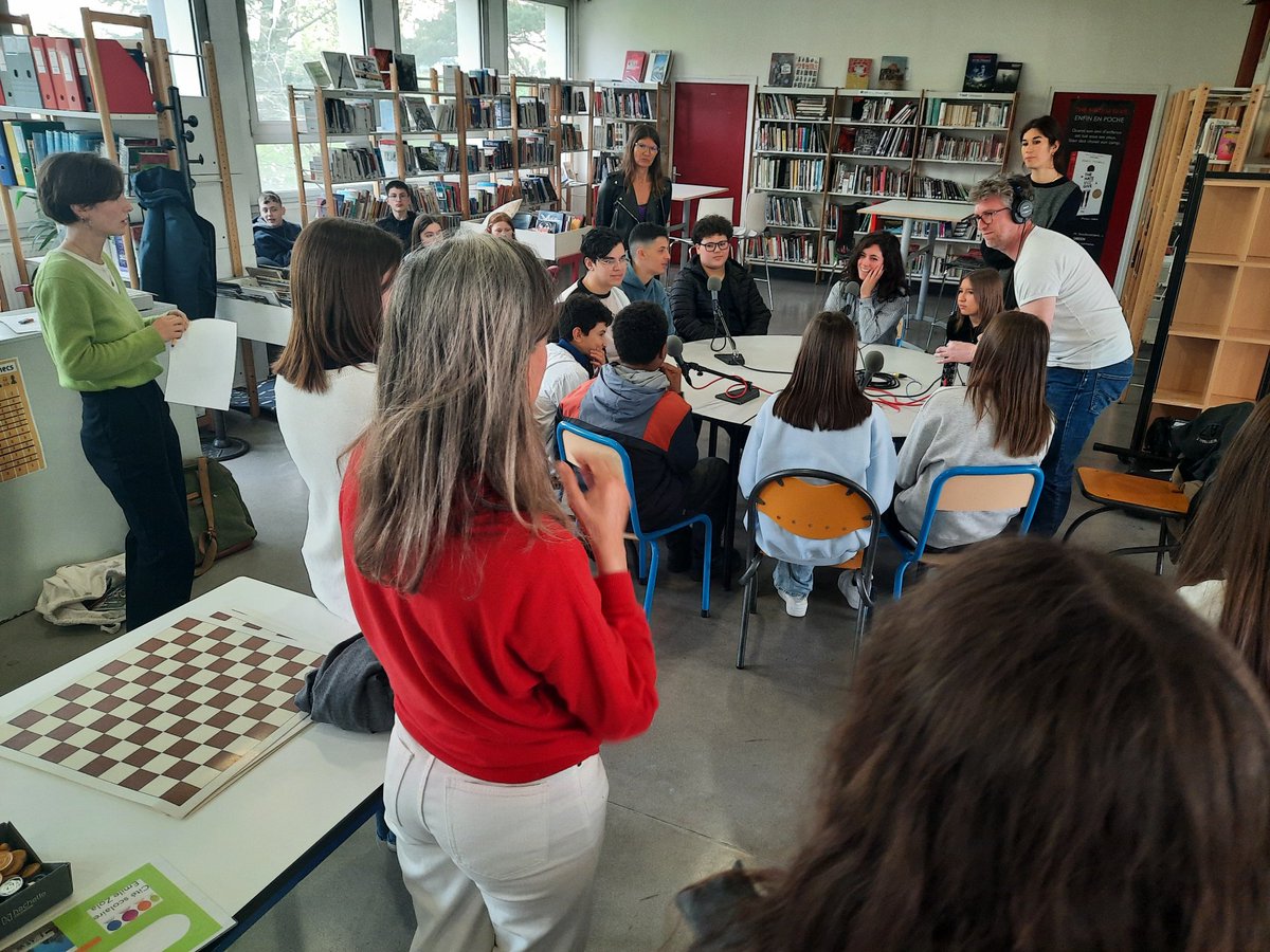 ericvalmir's tweet photo. Comment se réaliser, comment grandir dans un monde qui se referme, comment s'engager. Tournage @InterClass_ à la cité scolaire Émile Zola de Watrelos avec @ESJLille. Reportage, chronique et temoignage d'une jeunesse refusant d'être marginalisée par préjugés et sexisme #educmedia https://t.co/wybhkX70fR
