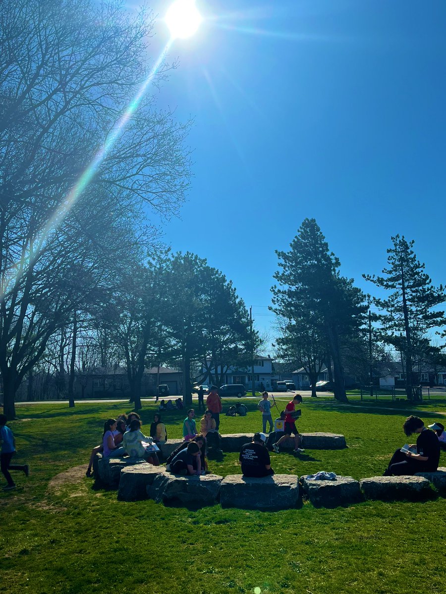 Morning reading time in the sun. Way to go Grade 4’s. #ReadLions 📚 ☀️