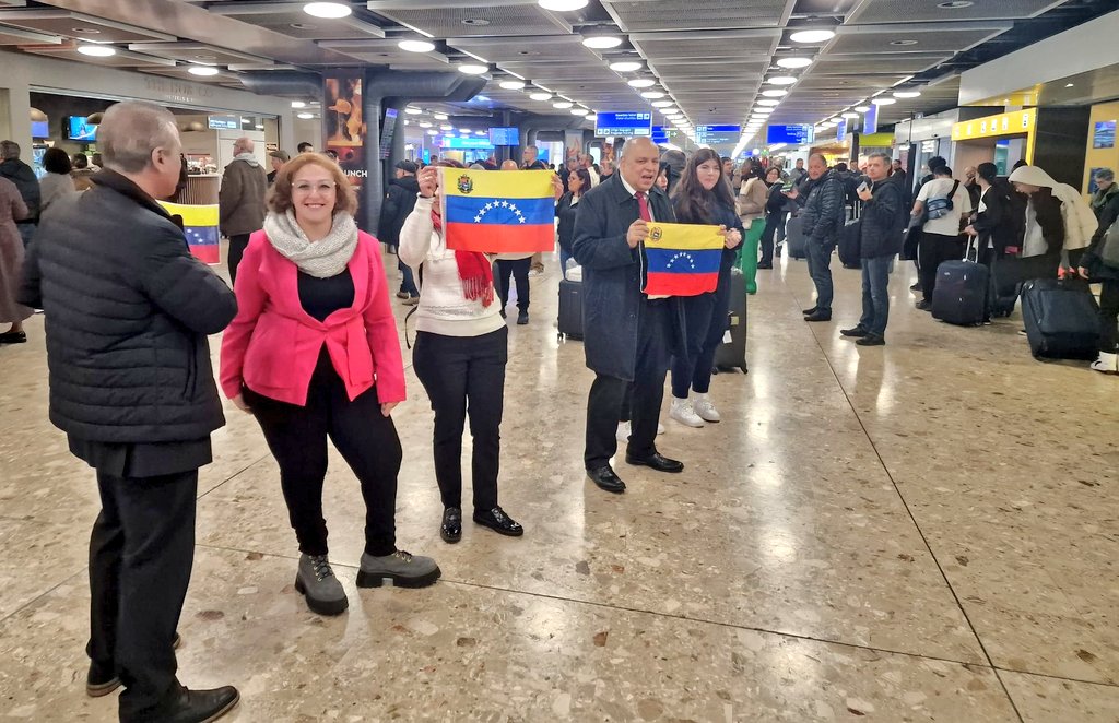 h_constant's tweet photo. ¡Bienvenidas y Bienvenidos!
Ginebra se viste de gala recibiendo a las niñas y niños de @elsistema, que nos honran con su visita. Es el primer destino internacional musical para esta nueva generación de nuestra Orquesta Sinfónica Nacional Infantil. 🇻🇪 ¡Orgullo y emoción Patria! 🇻🇪 https://t.co/KmvfxjzQWp