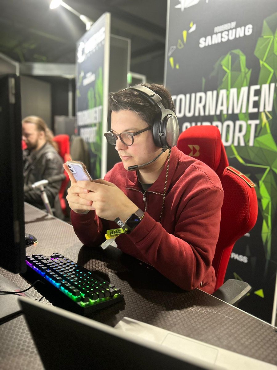 trueOGC's tweet image. Wichtiger Nachtrag: @H3X_CH hat sich beschwert, dass er nicht mit auf den Bildern des @caggtusleipzig-Aufbaus zu sehen ist. Er sei schließlich wichtig. 🌚

Schwierig, wenn man selbst die Bilder liefert. Aber wir wollen mal nicht so sein.

Mea culpa, here we go. #ManAtWork