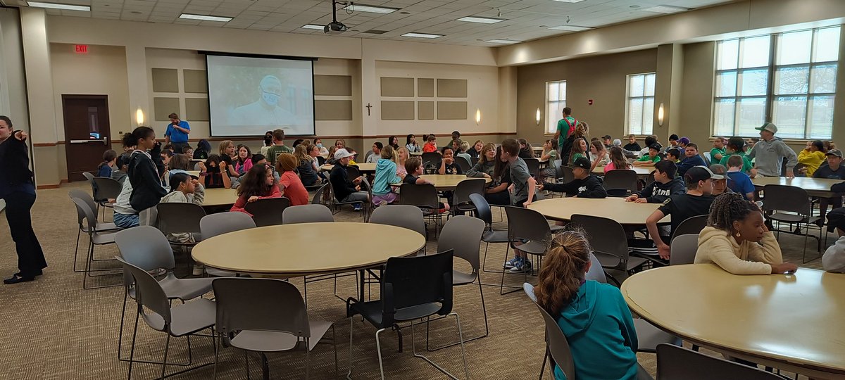 CareerExplo260's tweet photo. 5th grade are off on their college tour @NewmanU . They even got to play a cool trivia game!! @DerbySchoolsKS https://t.co/XobBPxSmxl