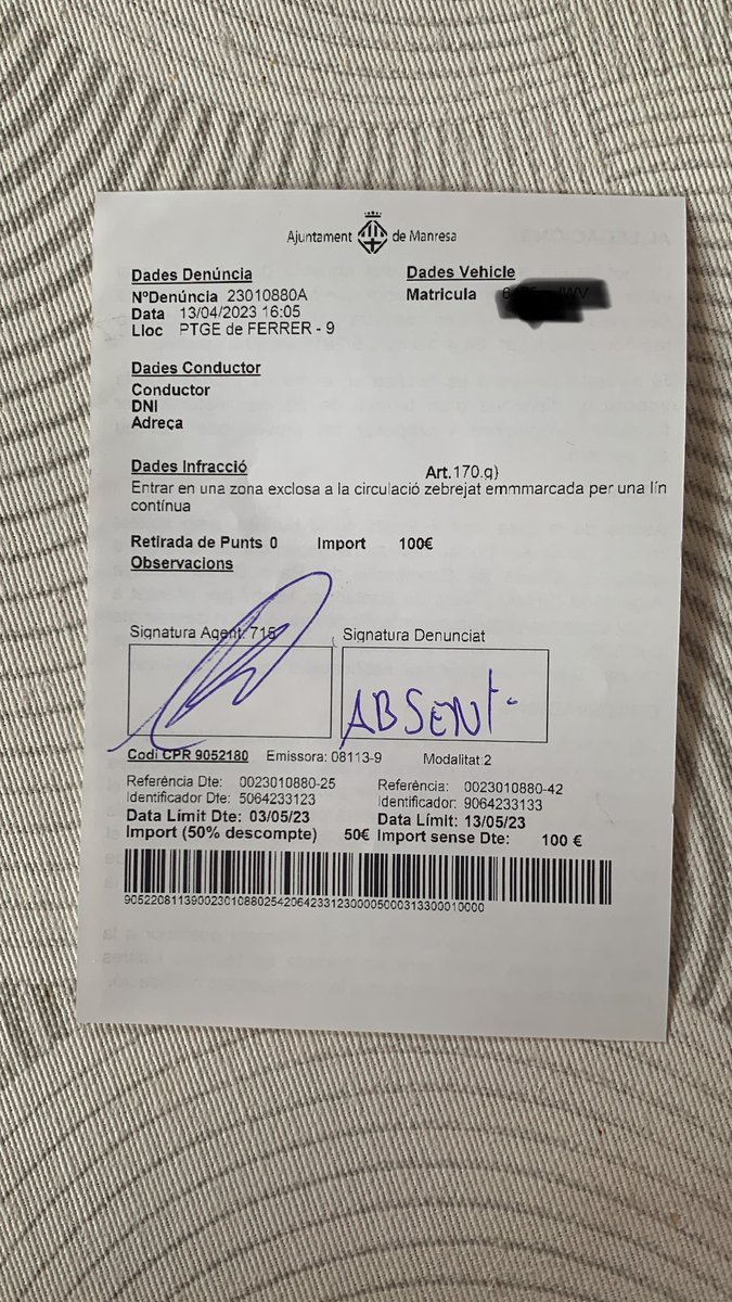 EVAPELLICER's tweet photo. @ajmanresa Estic distreta ara mateix!
He passat per davant el cotxe on era l’agent 715 que m’ha multat. Ha esperar que entrés a casa per multar-me i posar “absent”. Clar que sí!
Un lloc on s’hi aparquen cada dia un munt de cotxes. No es pot aparcar aquí?On es el senyal vertical? https://t.co/m1eDCWm5UC