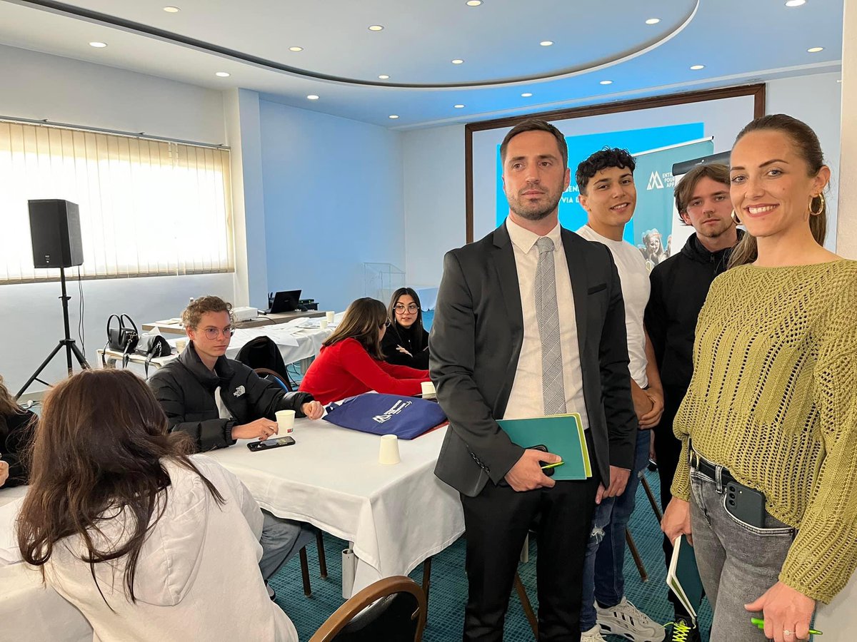 Alta Frequenza (@alta_frequenza) on Twitter photo Yannick Torre, directeur du groupe d’agences d’Ajaccio du Credit Agricole parle sécurité bancaire avec les jeunes candidats Entreprendre pour Apprendre Corsica. <a href="/CreditAgricole/">Crédit Agricole</a> Yannick Torre, directeur du groupe d’agences d’Ajaccio du Credit Agricole parle sécurité bancaire avec les jeunes candidats Entreprendre pour Apprendre Corsica. <a href="/CreditAgricole/">Crédit Agricole</a>