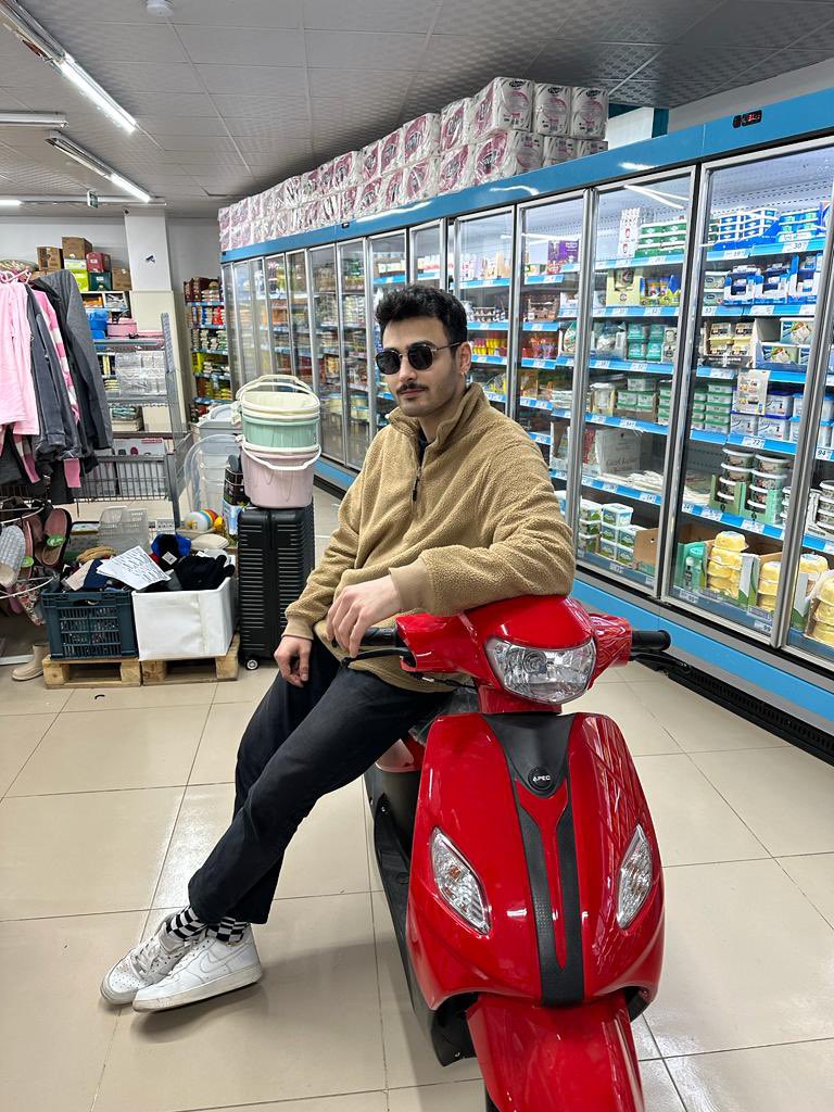 A-101 deki 20 bin liralık motoru 10 taksitle ucu ucuna alabilince anlıyorsun bu hayatta hiçbi bok başaramadığını