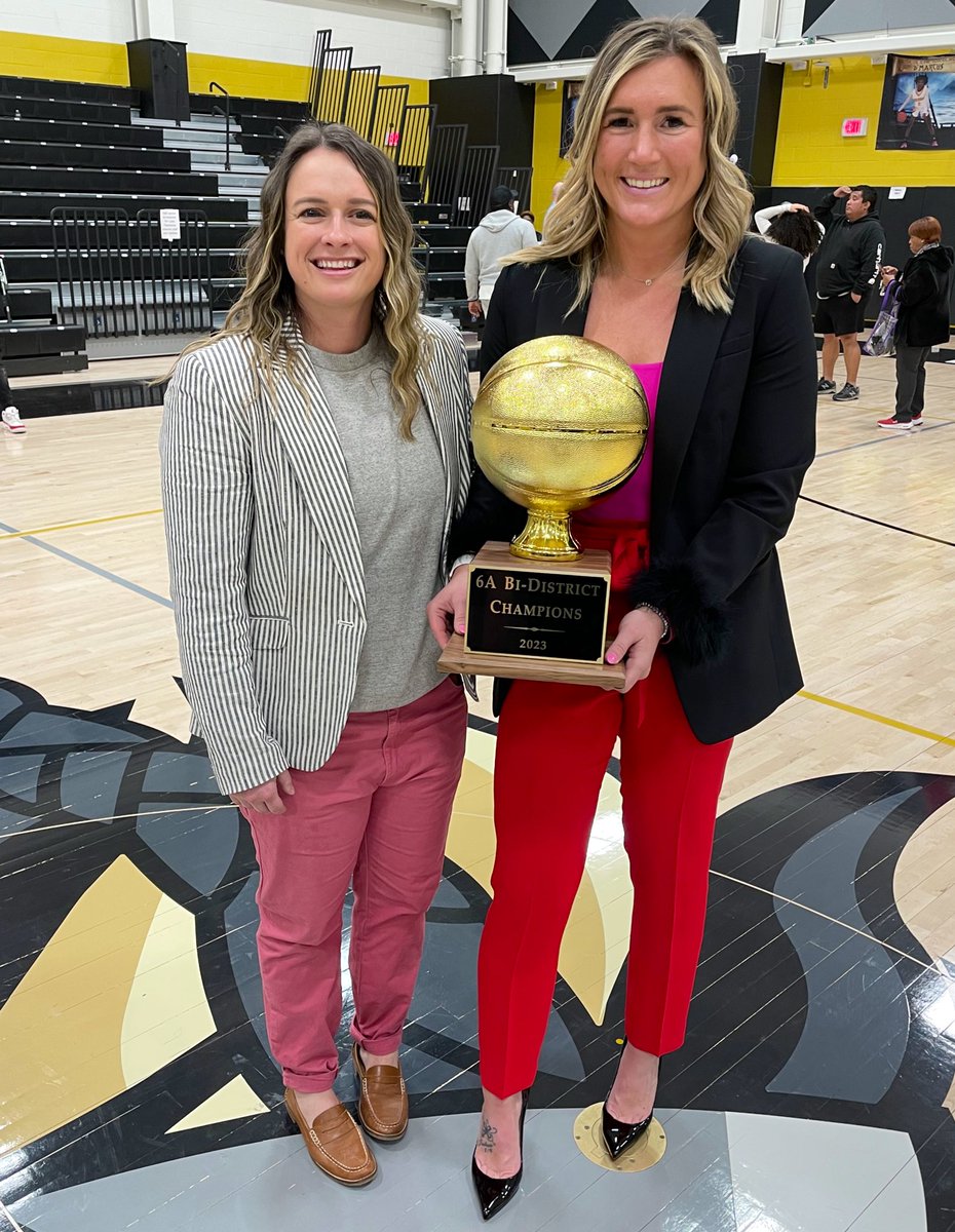 kell_mj's tweet photo. Happy Birthday @coach_durst !! Everyone knows I’d be lost without you 😂 but really - I can’t thank you enough for trusting my vision &amp; coming over to LH with me. Not everyone can say they get to work everyday with their best friend! ENJOY YOUR DAY! 🎉🎈🎁🎂 https://t.co/Abepxm59Fc