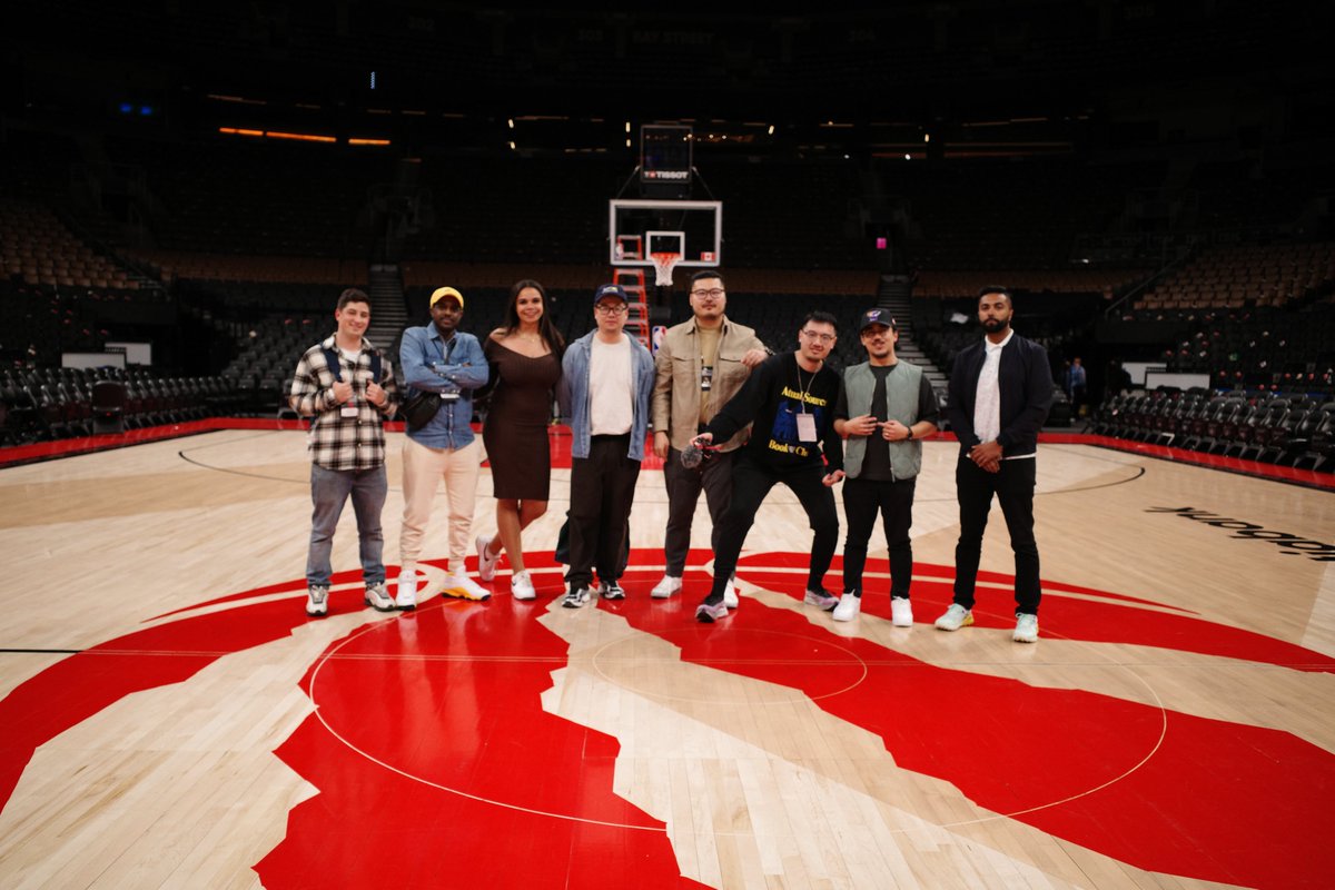 william_lou's tweet photo. before and after the play-in nightmare, with friends of the show. thanks for all your help and see you next year ✌️✌️ 

📸@peace_madeit7 https://t.co/2a4Uhq8Ylc