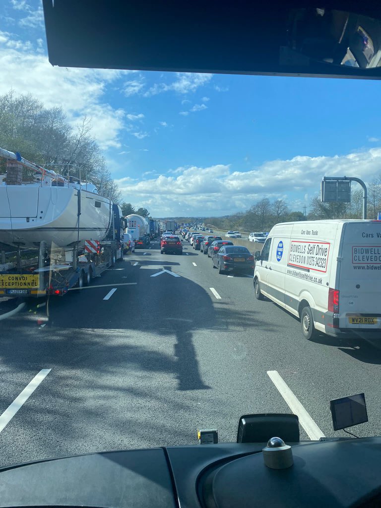 Bws 1 wedi cael i dal yn traffic 🙈 ETA tua 7yh