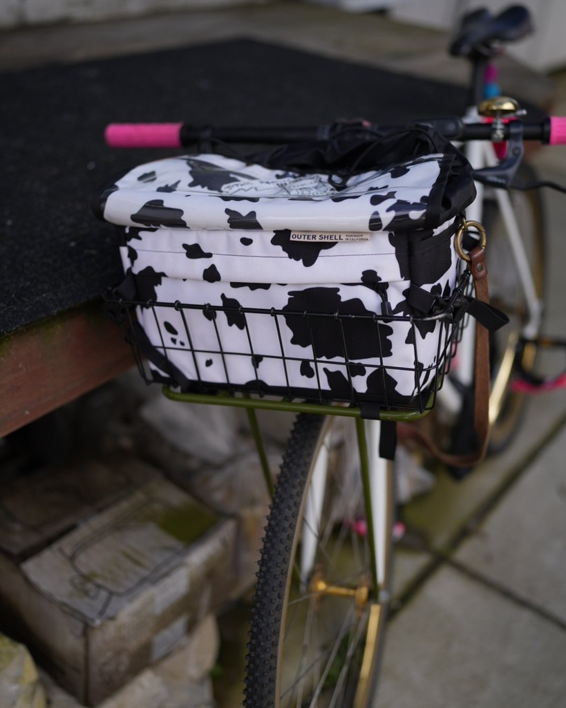 OuterShellAdven's tweet image. Snapped photos of someone's bike at The Farm with a cow print basket bag - anyone know the owner? 🧐

.
.
.

#outershell #simworks #bikebag #bikepackinglife #gravelgrinding #bikecamping #handlebarbag #explorebybike #adventurebybike #bikeshots #gravelbike #middleofnowhere #gra…