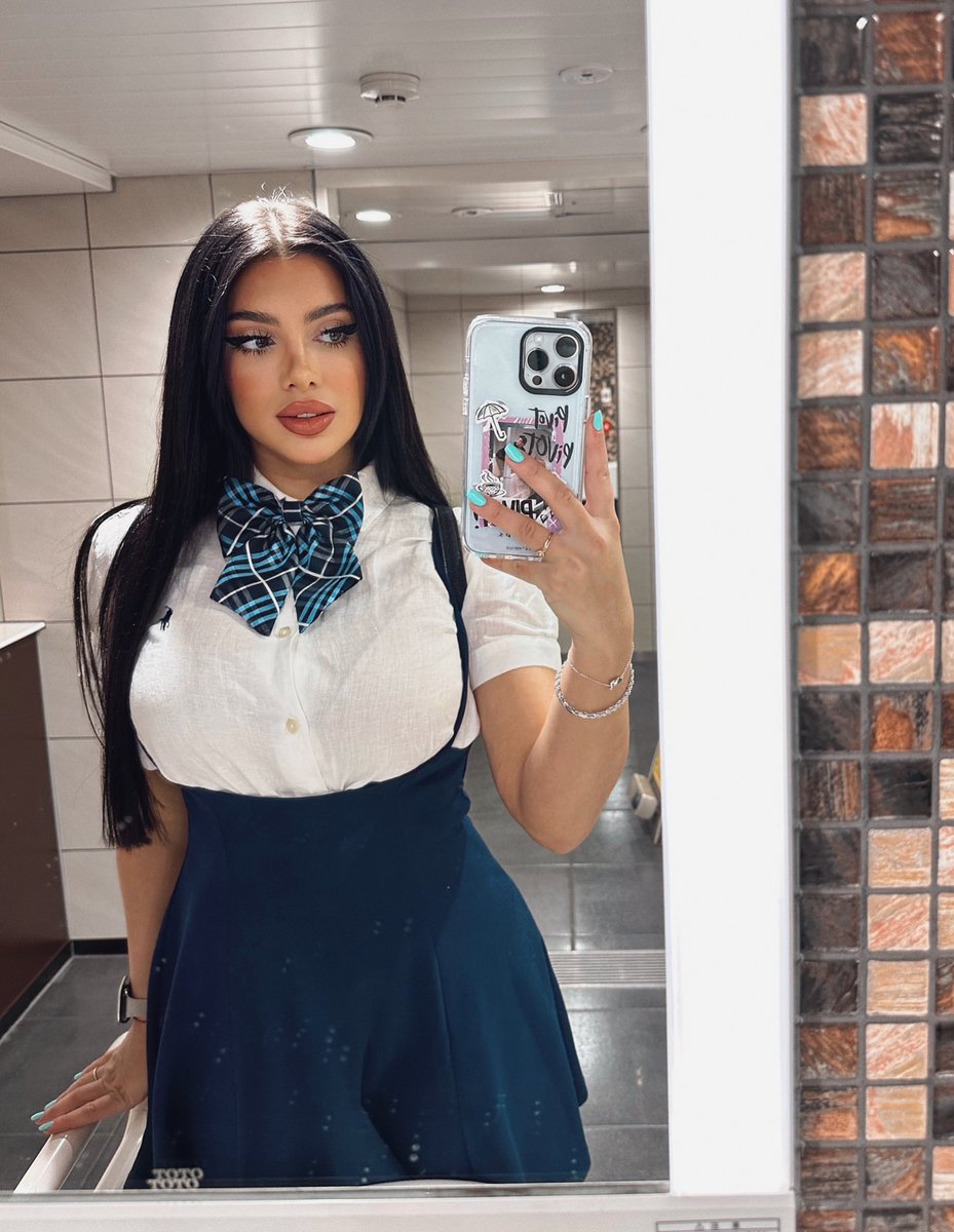 JuliaBayonetta's tweet photo. Outfit 1 ou 2 ? https://t.co/q0BVa38ncs