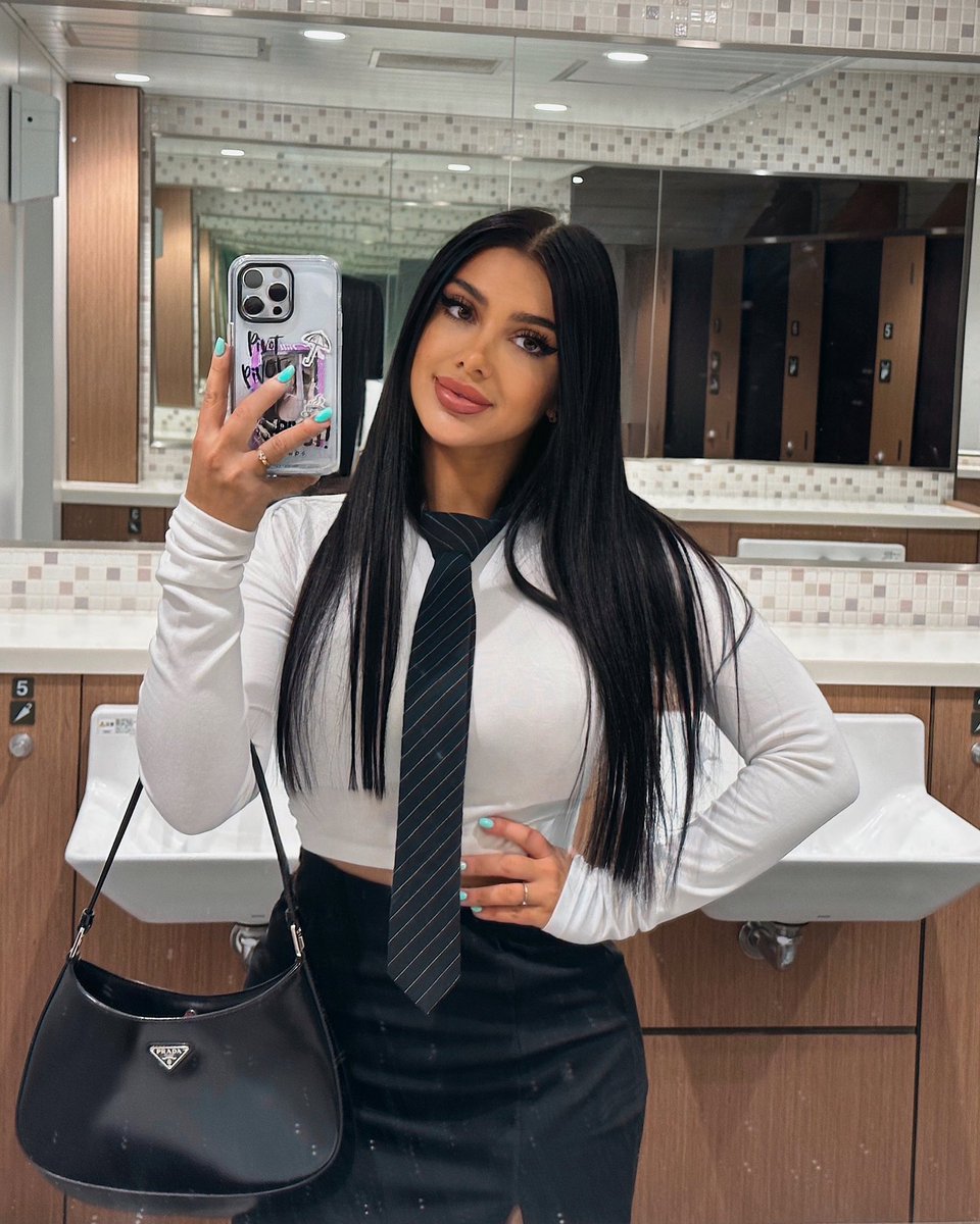 JuliaBayonetta's tweet photo. Outfit 1 ou 2 ? https://t.co/q0BVa38ncs