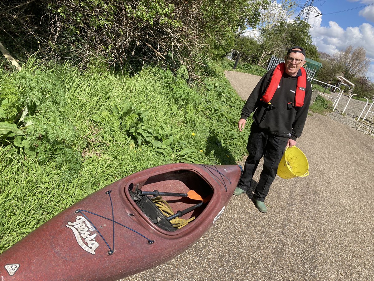 StonebridgeLock's tweet photo. 💚 That feeling when you spend time,hands-on,with folk who are trying to improve the lot of our wondrous wildlife!Today we removed the last fencing from the 84m of #HaleWharf, #Lock17,  #LeeNavigation priority river habitat we built in 2019 making it accessible to our waterbirds https://t.co/SGA1VnSO4s