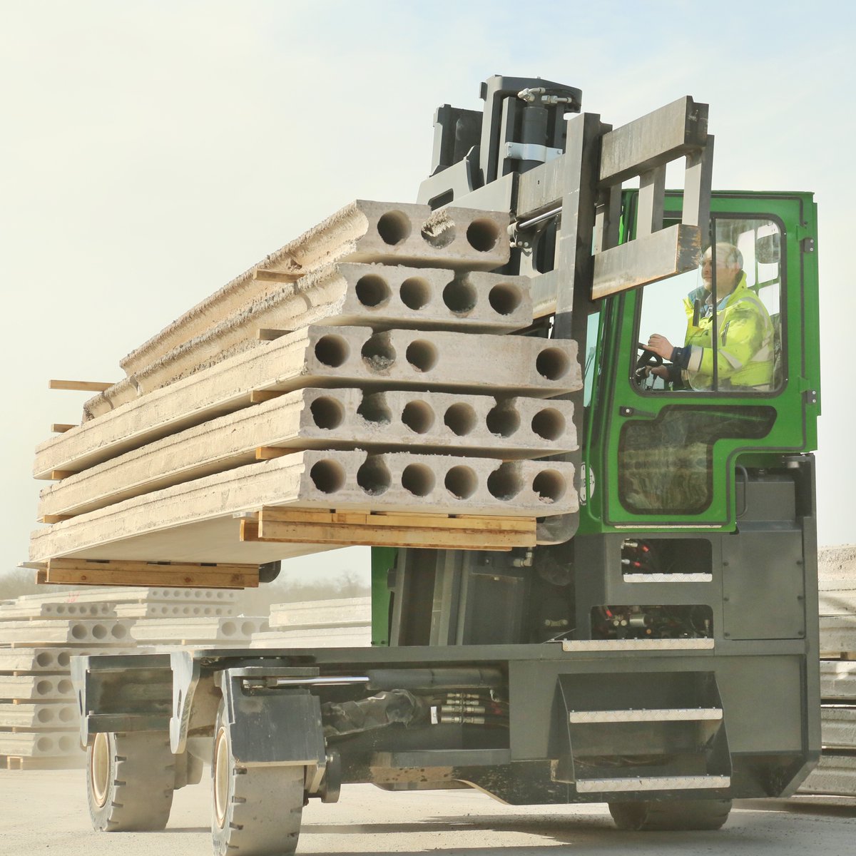 Grâce à leur capacité à soulever et transporter de grandes charges de manière stable et contrôlée, les opérateurs peuvent travailler en toute confiance et éviter les risques de renversement. #Combilift #ChariotsGCS #forklift #forklifts #warehousing #entrepot #industriel