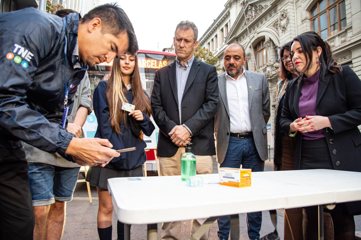 Camilarubioa's tweet photo. ¡Recuerda revalidar tu TNE hasta el 31 de mayo!

Estuvimos junto a los ministros @ProfMarcoAvila, @JuanCaMunozA y la @seremieducrm  Flavia Fiabane, haciendo un llamado para mantener el acceso a una tarjeta que funciona los 365 días del año y 24/7 https://t.co/YQW9UDuLbc
