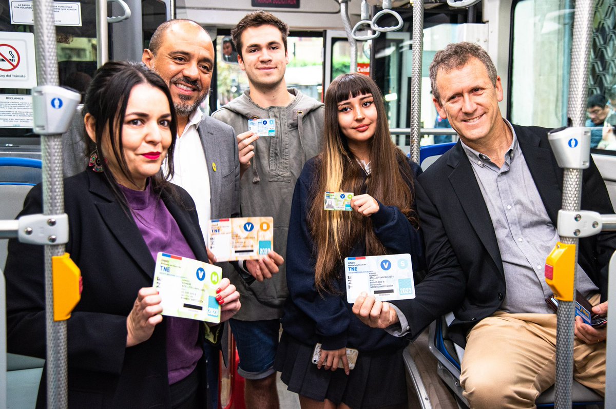Camilarubioa's tweet photo. ¡Recuerda revalidar tu TNE hasta el 31 de mayo!

Estuvimos junto a los ministros @ProfMarcoAvila, @JuanCaMunozA y la @seremieducrm  Flavia Fiabane, haciendo un llamado para mantener el acceso a una tarjeta que funciona los 365 días del año y 24/7 https://t.co/YQW9UDuLbc