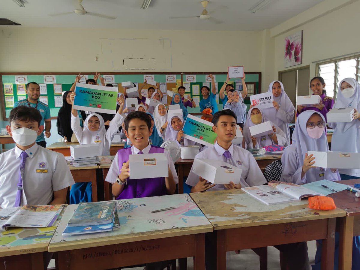 MsumalaysiaS's tweet photo. MSU SESS students and staff carried out @MSUmalaysia’s 2G culture among school’s community today.
#MSUmalaysia #BTESL #BECE #BPR #BPSY #BCG #BEPE
#RamadanKindness
#IhyaRamadan https://t.co/5zFxKW2NGI