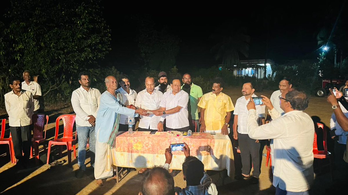 RMManjunathaG57's tweet photo. ಸಾಲೂರು ಹೋಬಳಿಯ ಕೊಂಡ್ಲೂರಿನಲ್ಲಿ ತೀರ್ಥಹಳ್ಳಿ ರಾಷ್ಟ್ರೀಯ ಕಾಂಗ್ರೆಸ್ ಪಕ್ಷದ ಮೊಟ್ಟ ಮೊದಲ ಪ್ರಚಾರ ಸಭೆ ನಡೆಯಿತು. ಇದೇ ಸಮಯದಲ್ಲಿ ಸಾಲೂರಿನ ಗ್ರಾಮಸ್ಥರು ಕಿಮ್ಮನೆ ರತ್ನಾಕರ್ ಅವರಿಗೆ ಚುನಾವಣಾ ಠೇವಣಿ ಹಣ ನೀಡಿದರು. https://t.co/ny01s3feMG