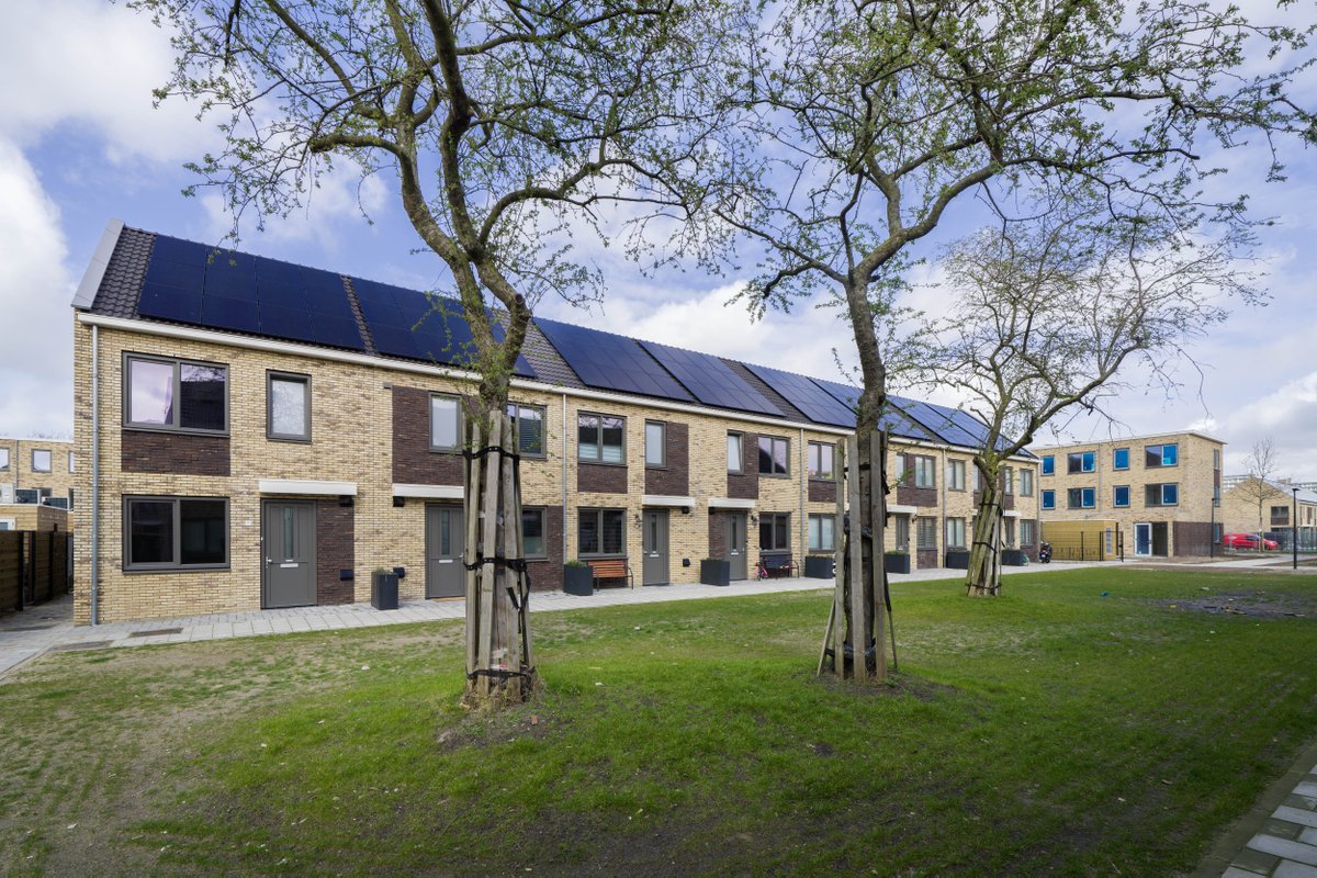 fijnwonen's tweet photo. In #Schiedam realiseren we samen met @VanWijnenGroep de groene en kleurrijke wijk 'In de Buurttuin'. Naast dat we 48 koopwoningen voor Van Wijnen realiseren, gaan wij ook aan de slag met 71 huurwoningen voor @woonplus. Meer van deze wijk zien? ➡️ https://t.co/FERI54rE1Z https://t.co/aTTZjdo1aQ