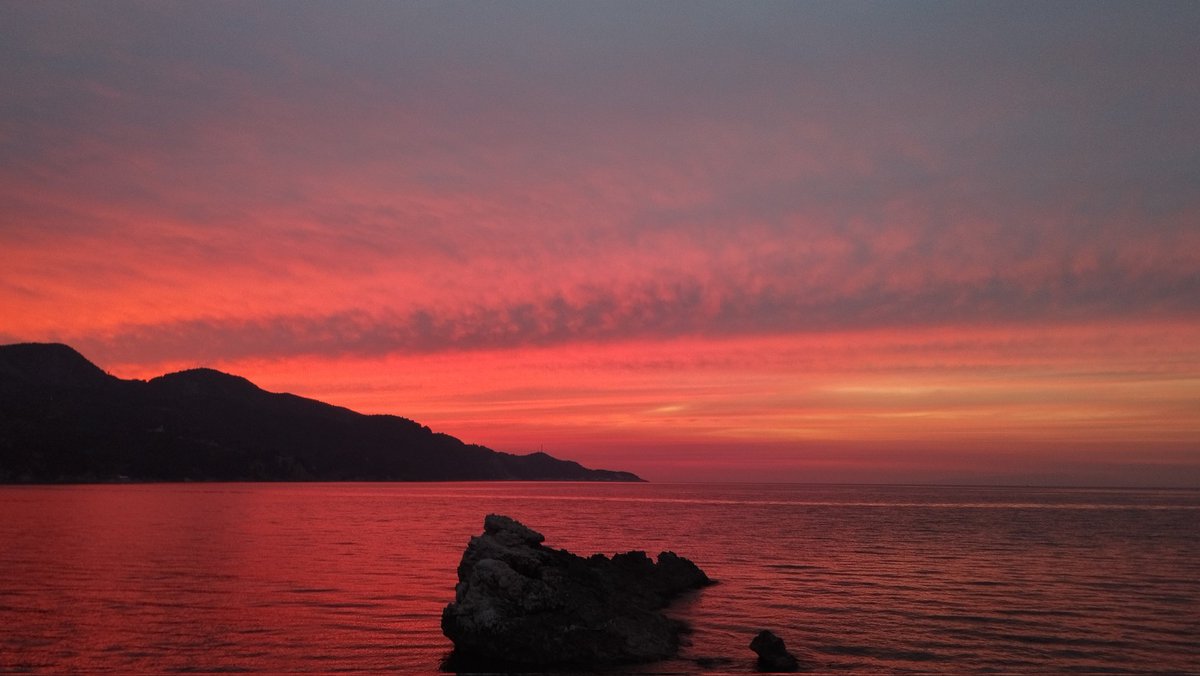 christoforosPar's tweet photo. #sunset #samos #summer https://t.co/bmuH4G7JI1