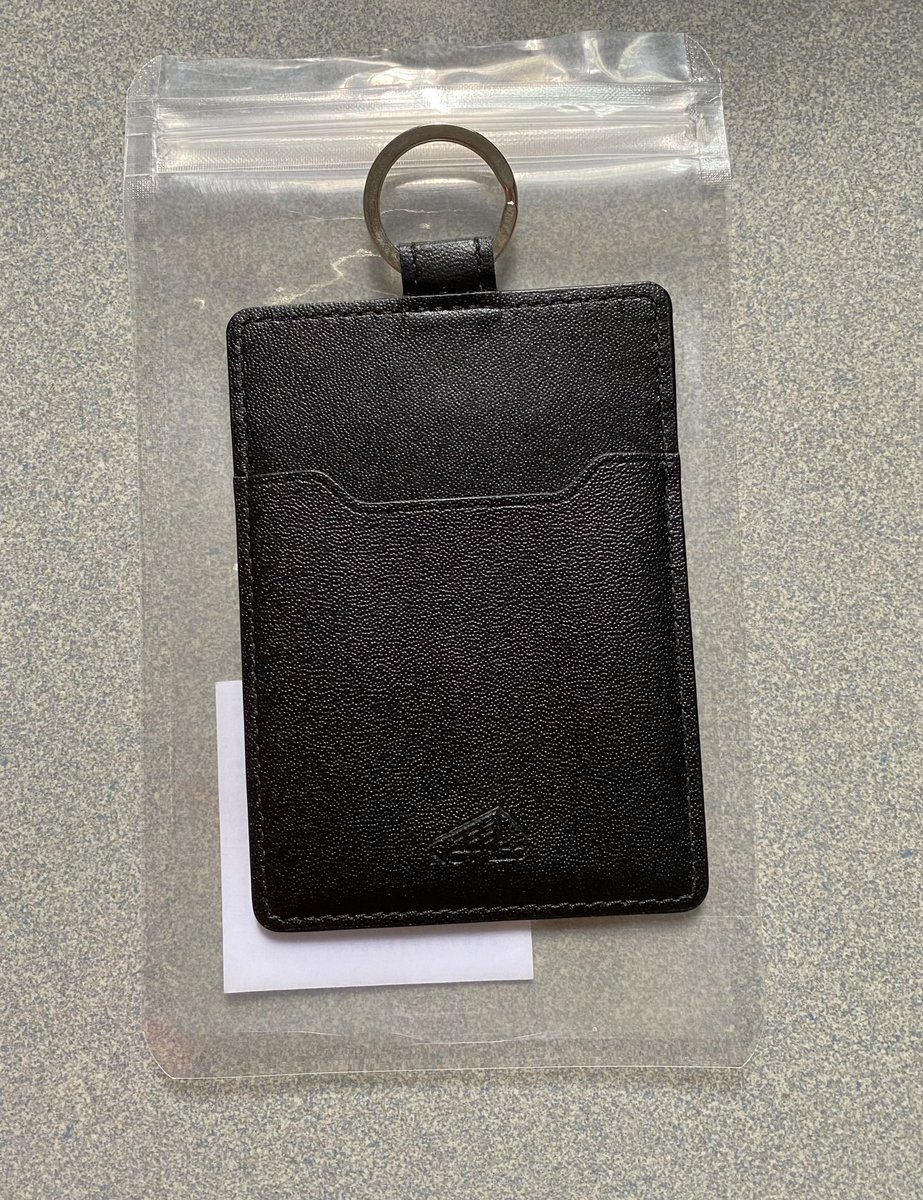 gomdosells's tweet photo. wts | #pasarnct #pasarnctmy

nct 127 beyond live merch 
card wallet

🍰 RM25 https://t.co/joYBCKESZr