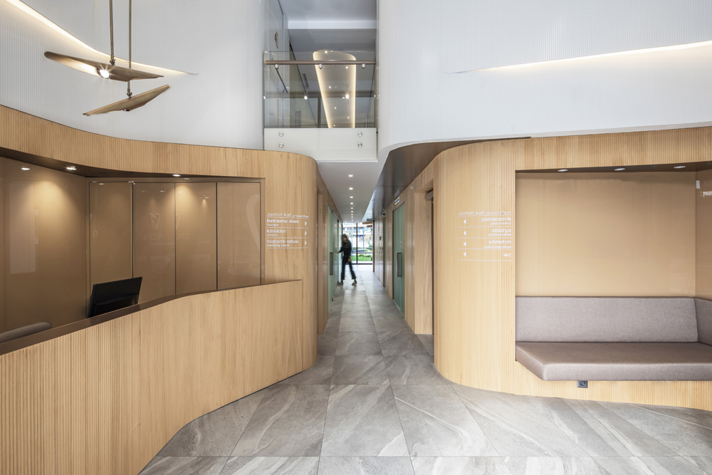 mimarizmcom's tweet photo. Ulusal ve uluslararası ölçekte üstlendiği klinik projeleriyle öne çıkan @slasharchitects Kurucusu Şule Ertürk, sağlık mekanlarının tasarımında ve inşasında  depreme karşı alınması gereken önlemler ile ilgili sorumlulukları aktardı >> https://t.co/Q4qMORuJrE https://t.co/jf2aqjxs9A