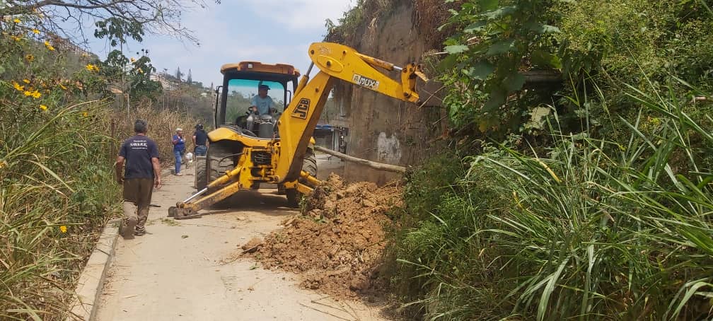 Cumpliendo con los compromisos adquiridos con nuestros vecinos de #Guaicoco, se iniciaron los trabajos de mantenimiento y bote de escombros en la calle Tiuna. Gracias a la comunidad por sus reportes y confianza ¡Juntos lo hacemos posible! 🙌🏼  #RebeliónCívicoMilitar