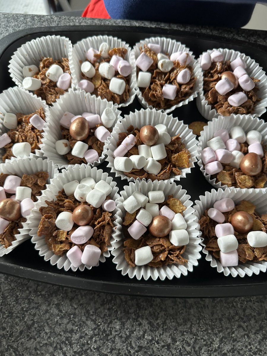 ArlArse666's tweet photo. Just made some #CornflakeCakes with me Granddaughter and her mate.
both are now fuming as i got off with the big spoon
#EasterProblems https://t.co/wbUrTVSXMh