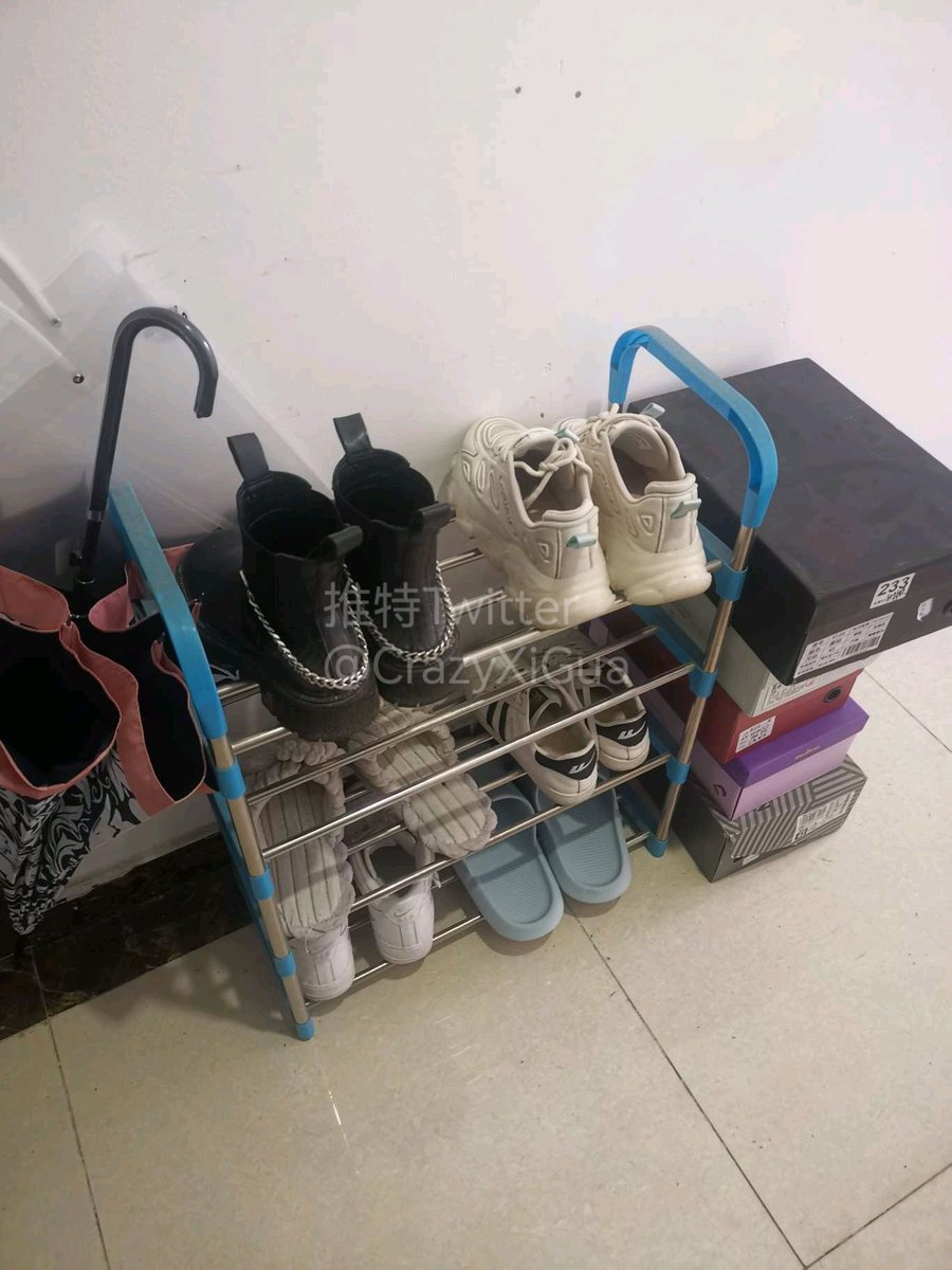 又到访之前探索过楼道行李箱的小姐姐家。洁白的高帮Air Force 1是多少同好的梦中情鞋，大白天的看着就把持不住了，必须要拿到楼道好好把玩一番！把玩图稍后奉上！＃玩鞋 https://t.co/c1yVYIgvvV
