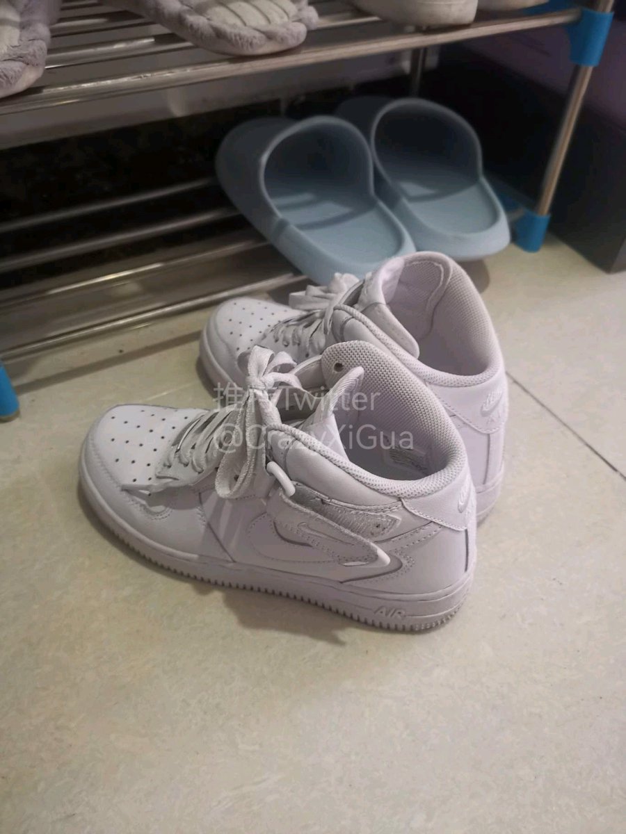 又到访之前探索过楼道行李箱的小姐姐家。洁白的高帮Air Force 1是多少同好的梦中情鞋，大白天的看着就把持不住了，必须要拿到楼道好好把玩一番！把玩图稍后奉上！＃玩鞋 https://t.co/c1yVYIgvvV