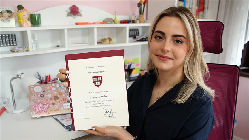 egitimajansi's tweet photo. Cağaloğlu Anadolu Lisesi öğrencisi Zeynep Kurtuluş, Harvard Üniversitesi'ne tam burslu kabul edildi. https://t.co/ehWnwBvg8U