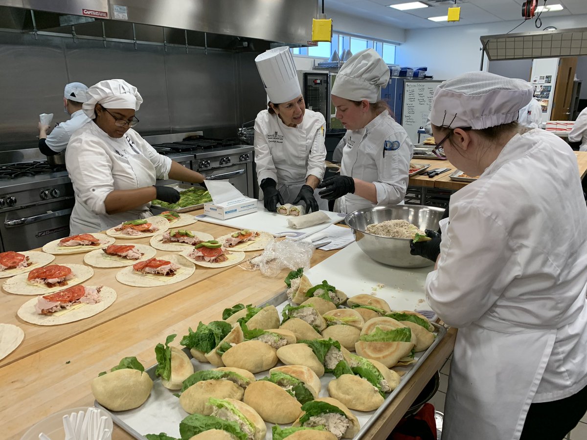 LaurieCl13's tweet photo. This is what the busy kitchens look like on #BoxedLunchDay @waketechcc @waketechbaking https://t.co/Vk9lBEnrjV