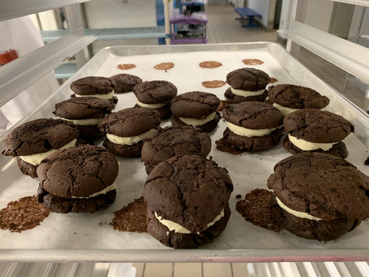 LaurieCl13's tweet photo. This is what the busy kitchens look like on #BoxedLunchDay @waketechcc @waketechbaking https://t.co/Vk9lBEnrjV