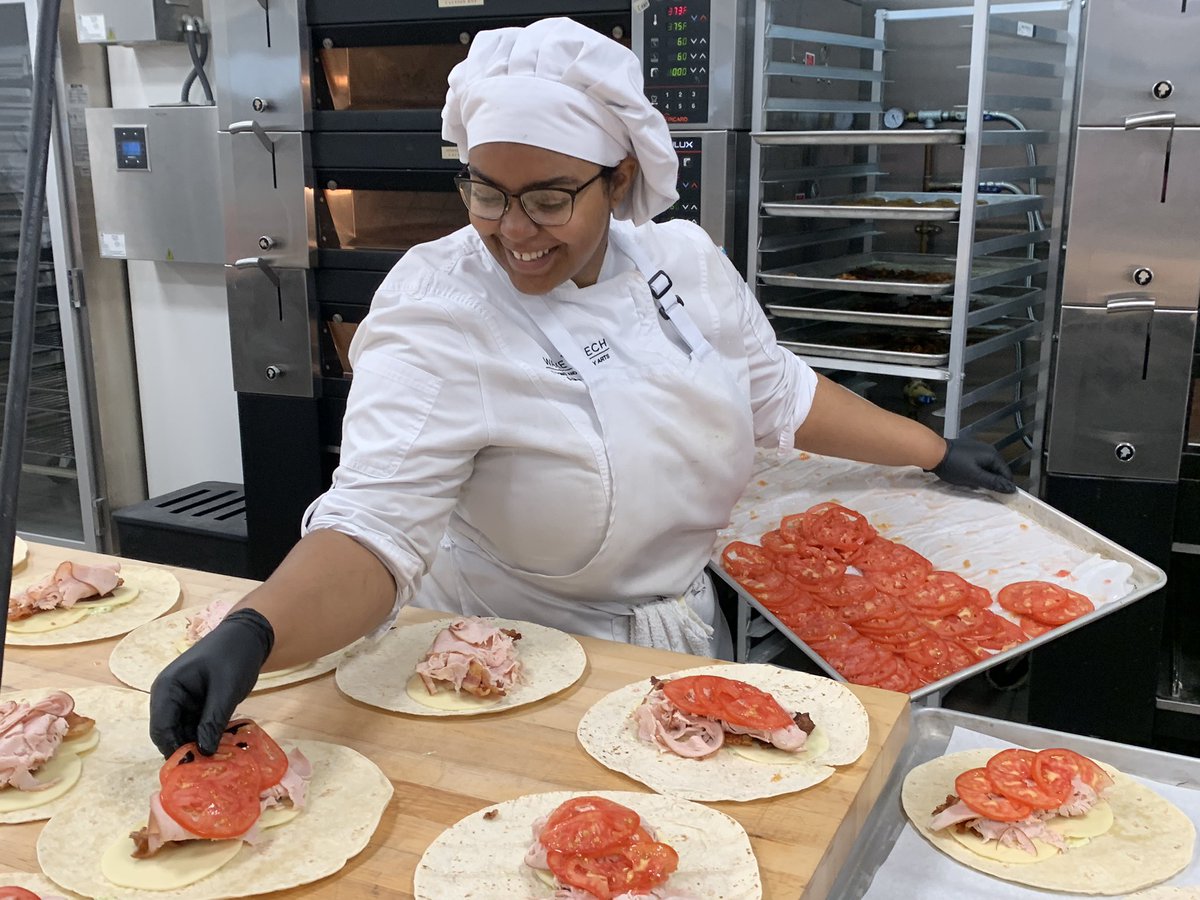 LaurieCl13's tweet photo. This is what the busy kitchens look like on #BoxedLunchDay @waketechcc @waketechbaking https://t.co/Vk9lBEnrjV