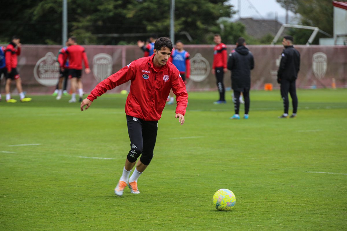CDeportivoLugo's tweet photo. ⚽️➡️😃

@JuanpeJM6, cada vez máis preto de volver aos terreos de xogo 🥰

#ForzaLugo https://t.co/dd7t6kPAQY