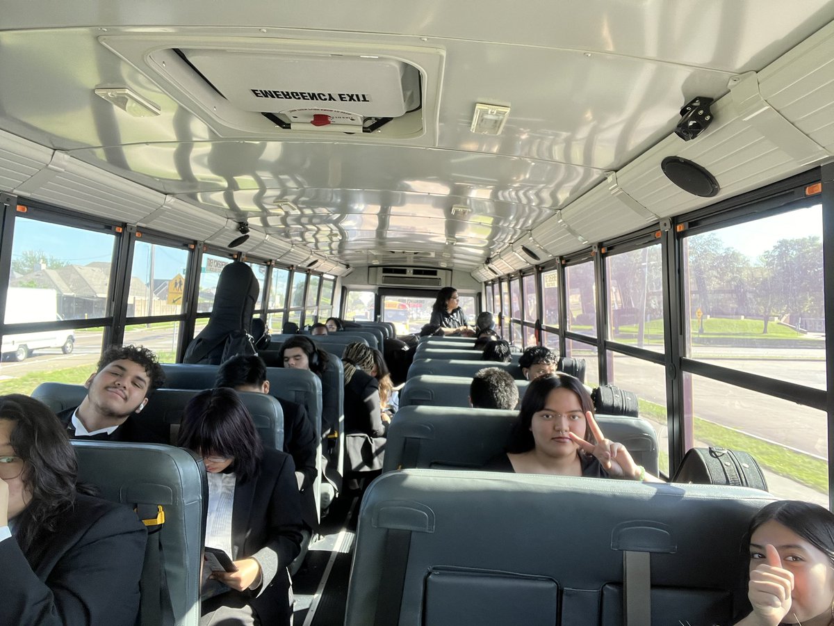 elsik_orchestra's tweet photo. Chamber on their way to Varsity UIL! 🙌🏼 🩵 🎻 https://t.co/xcaCunnZtd