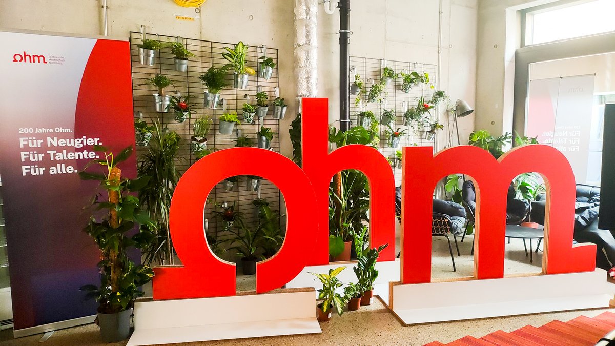 ⌛ Das Warten hat ein Ende - morgen öffnet #OhmCity. Projektvorführungen mit Studierenden, eine Quizshow für Kinder und Erwachsene, Lasercutter in Aktion, Live-Musik und vieles mehr. Alle sind eingeladen!

📍 Augustinerhof 3 in Nürnberg
🕑 15 Uhr 

🔗 scom.ly/Ohm200