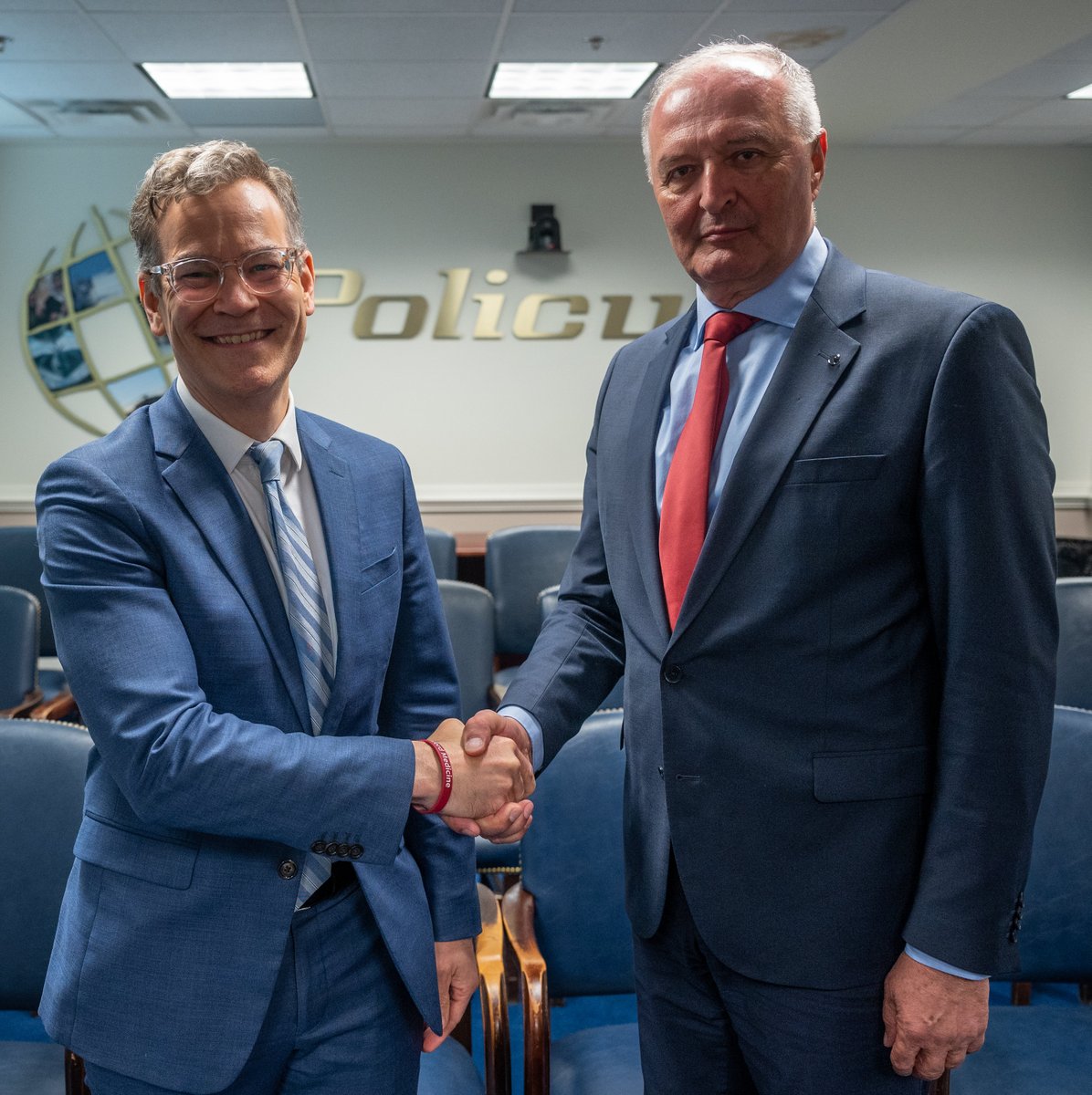 DOW_Policy's tweet photo. Great to meet with the Defense Minister of Bosnia and Herzegovina @Zukan_Helez to discuss our strong bilateral defense partnership, and his country’s defense modernization goals. 🇺🇸🇧🇦 More: https://t.co/FlQeDLykaE https://t.co/KN5ambFOY0