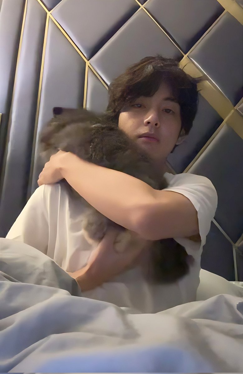fire_fist___'s tweet photo. Taetae is such a baby🐥(Babysitting Yeontan😂) Looking so cute together...Borahae💜#BTSV #KimTaehyung #Yeontan #btsvlive #Weverse_LIVE https://t.co/SIkjQPNBQX
