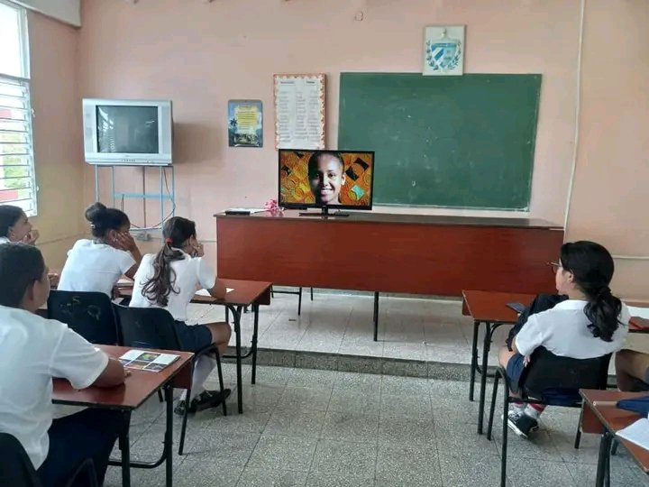 Desarrolla el nivel educativo de Secundaria Básica Bayamo capacitación a líderes promotores de salud durante el Ejercicio de las Drogas en #EducaciónBayamo.#EducaciónGranma.#CubaMined.#noalasdrogas