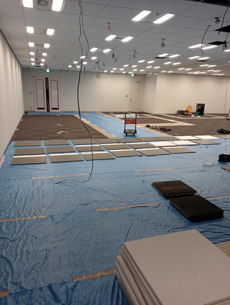 kitai_corp's tweet photo. こんばんは🌛

都内某所にて塗装作業中です‼️

事前に天井材を取っておいたので、
順調に進んでます👊

約80㎡程度の塗装になります🫡

朝までに終わらせます💪💪💪

 #東京営業所
 #オフィス
 #内装工事
 #塗装
 #OAフロア https://t.co/xMV9Eu3CTa